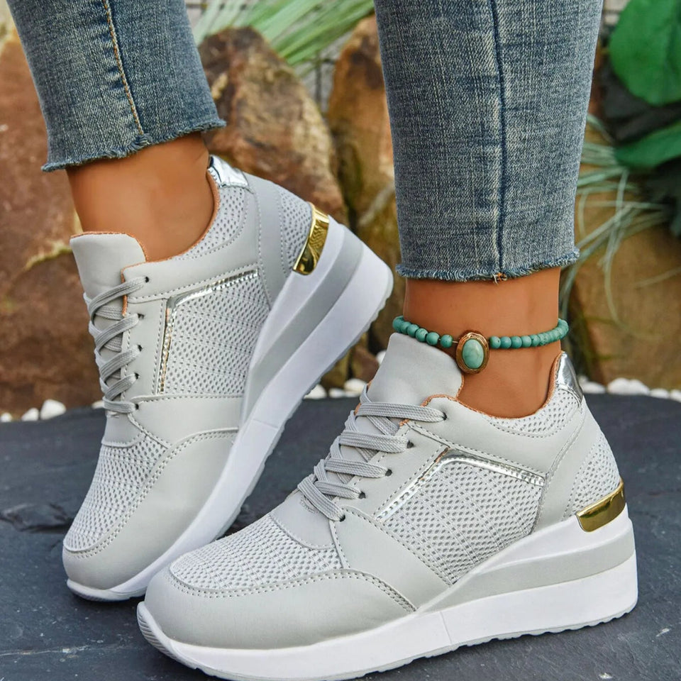 Women's black walking sneakers with mesh uppe